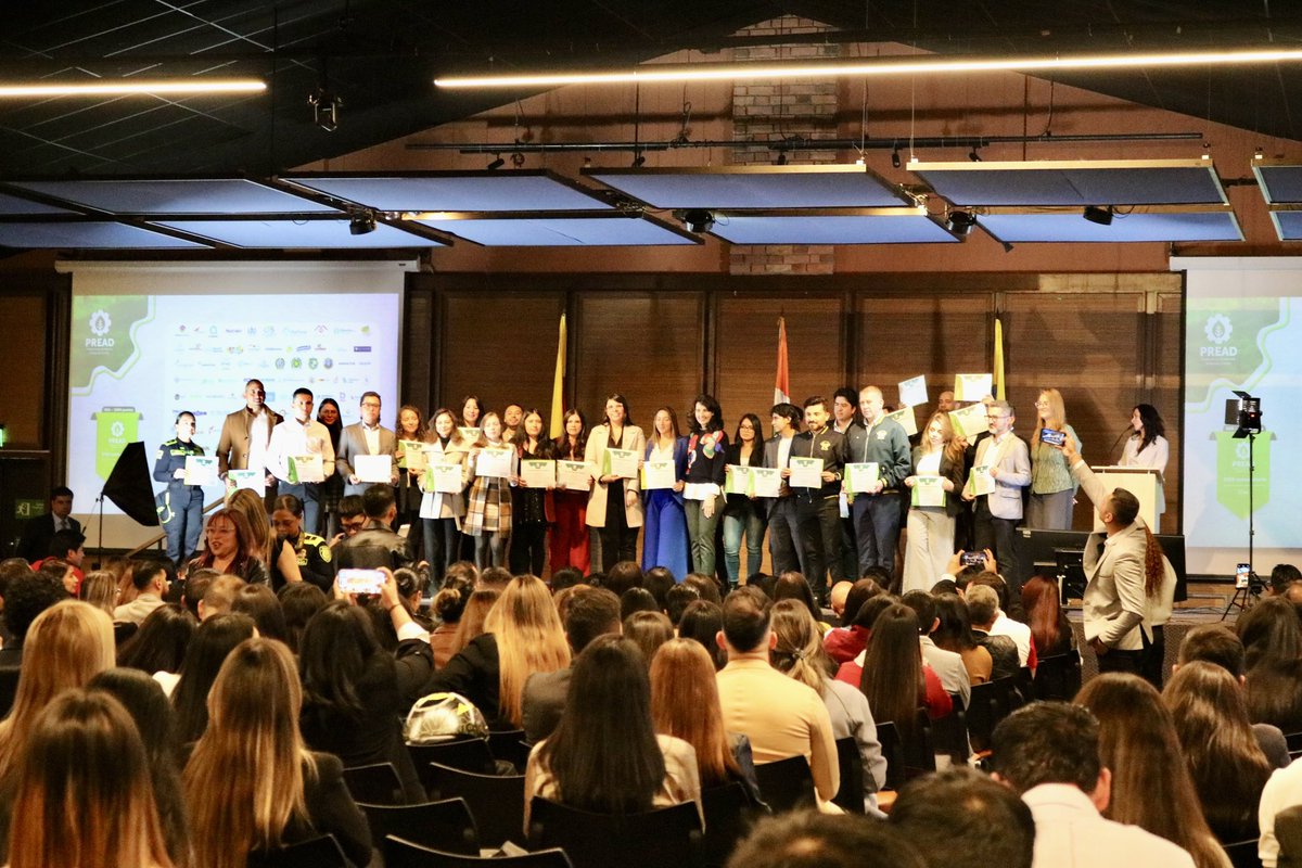 ENTerritorioCo's tweet photo. 1/3 Con mucha alegría les contamos que en #ENTerritorio S.A. fuimos reconocidos por la @Ambientebogota en el marco del Programa de Excelencia Ambiental Distrital (#PREAD). Este galardón destaca nuestro compromiso con el ambiente y la responsabilidad social empresarial en #Bogotá. https://t.co/UvvLdvEO48