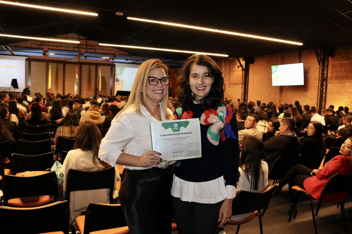 ENTerritorioCo's tweet photo. 1/3 Con mucha alegría les contamos que en #ENTerritorio S.A. fuimos reconocidos por la @Ambientebogota en el marco del Programa de Excelencia Ambiental Distrital (#PREAD). Este galardón destaca nuestro compromiso con el ambiente y la responsabilidad social empresarial en #Bogotá. https://t.co/UvvLdvEO48