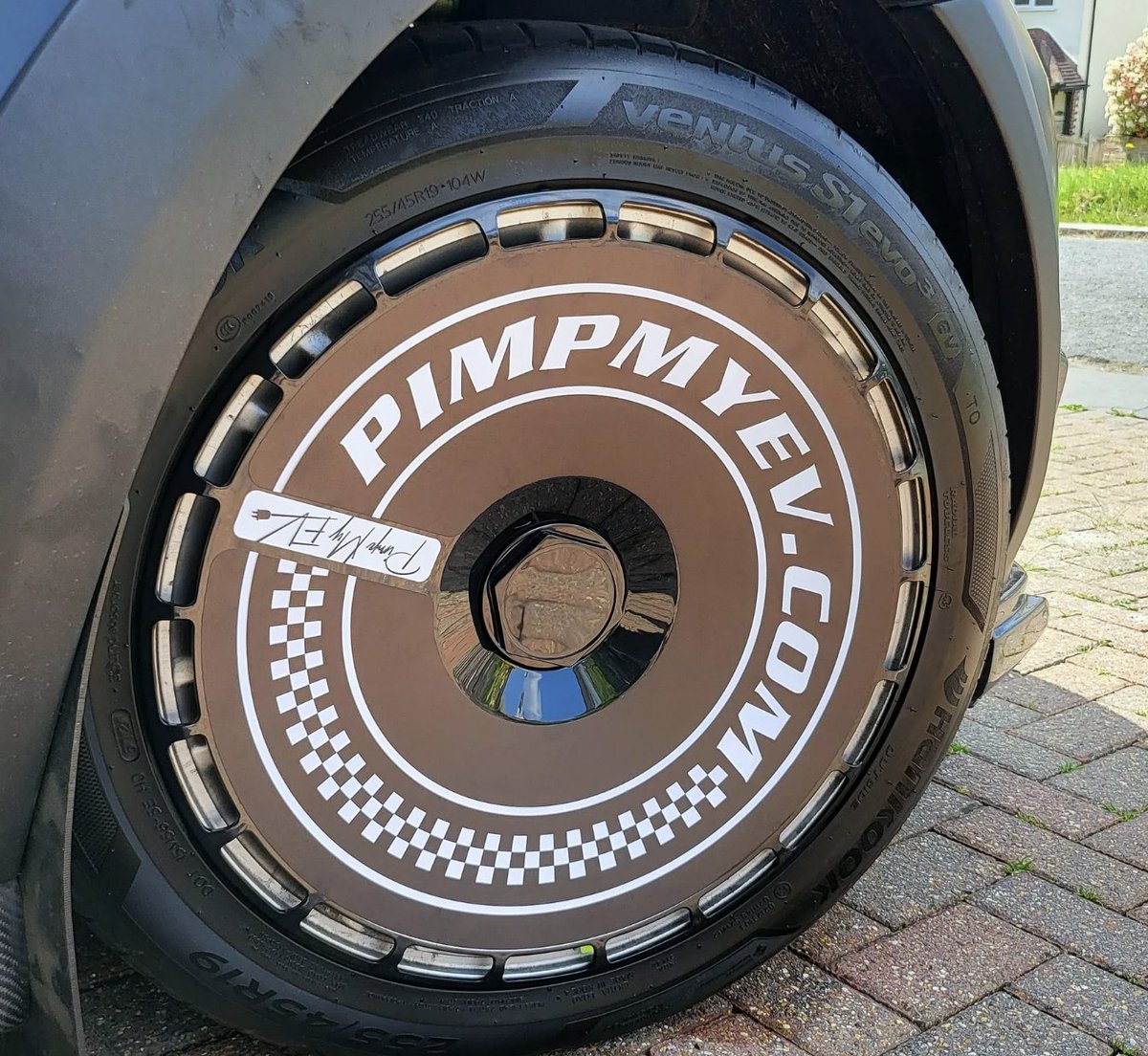 pimpmyev's tweet image. Looking to customize your Tesla? The 19-inch Custom Graphics Aerodisc Full Coverage Wheel Covers for Model Y bring that extra flair to your ride with sleek, aerodynamic style. Make your Tesla stand out with a unique, high-performance look.

#TeslaCustomization #TeslaPerformance