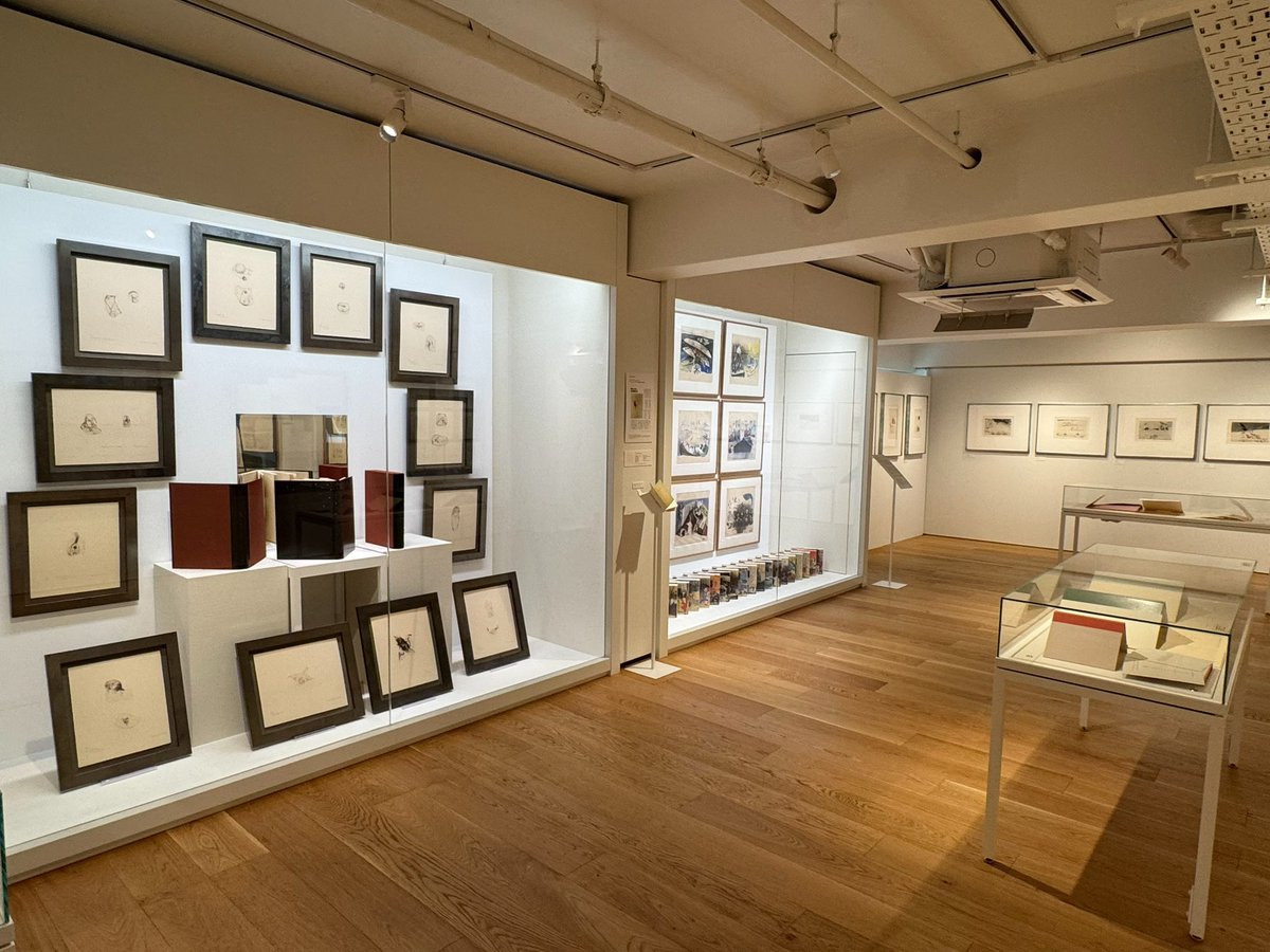 Spica_hoshi's tweet photo. 早稲田大学の村上春樹ライブラリーで開催中の山本容子版画展に。繊細な線と淡い色合いに潜む力強さと文学が合わさった世界が素晴らしかった。アリスにアン、もちろんカポーティも。世界の文学全20巻の並びも美しい https://t.co/ic7wPzsJfp