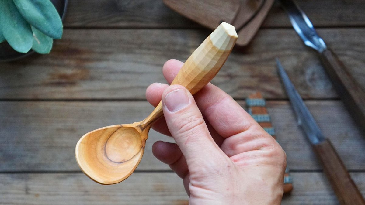 I have just published a YouTube video with the talented Oren Hetzroni, in which he demonstrates his entire process for carving a spoon - youtube.com/watch?v=lS7IMu…
