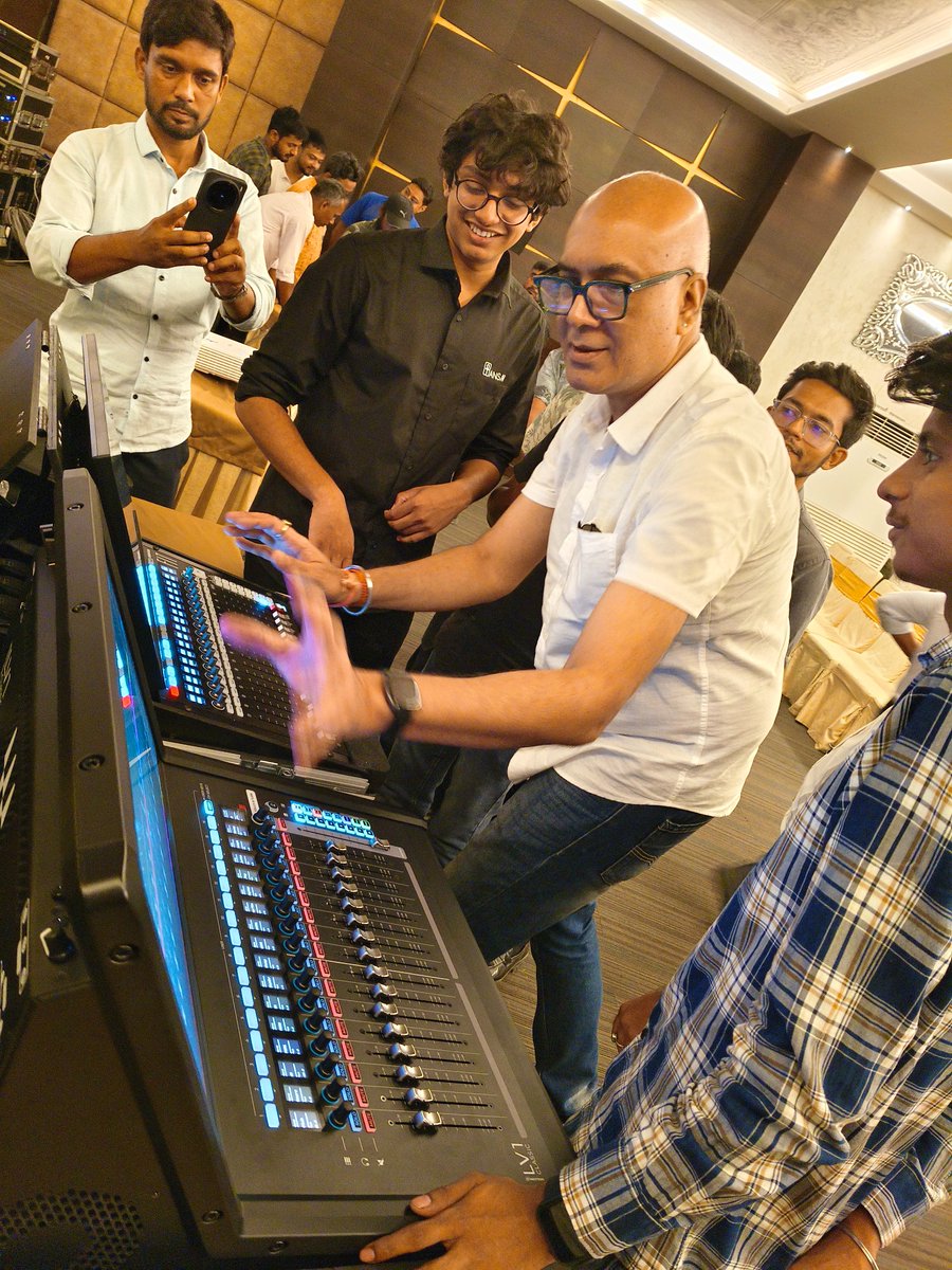 BobbiePrasad's tweet photo. Hands-On Training with WAVES LVI 

Students of Bobbie Entertainment Inc are diving deep into the world of professional audio with hands-on training on WAVES LVI. 🙏 Thanks to M/s. ANSATA, Mr. Leslie Lean, Mr. Ravi Shankar for making this experience truly enriching and memorable. https://t.co/Jp3BB6q2K5