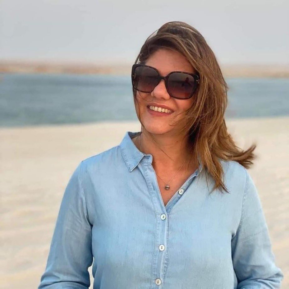 بعد ٣ سنوات على الرحيل المأساوي للصحافيه شيرين ابو عاقله، اعيد نشر ما كتبته انذاك للشاعر محمود درويش. لترقد روحك بسلام! 

كم يشبهك الوطن 
وكم تشبه الوطن
كان دمك مكشوفا من قبل ان يسفك
ولماذا انت؟ لماذا انت ؟ لان الوطن فيكي حقيقي وشفاف!