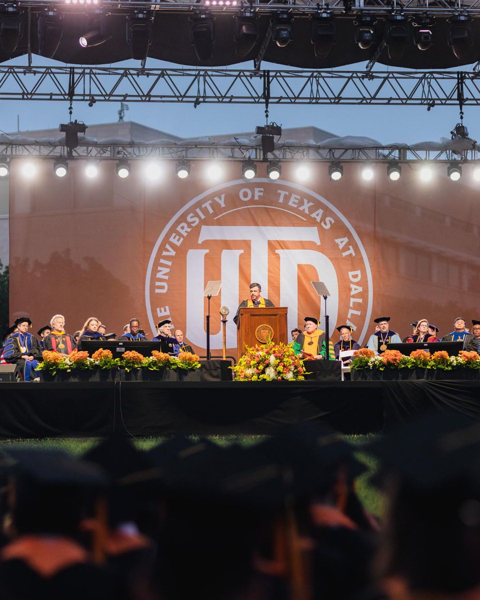 FutureComets's tweet image. Congratulations to the Spring Class of 2025 🎓✨! What a huge accomplishment, and it is only the beginning of your journey! Whether you are a past, present, or #FutureComet – once a Comet, always a Comet!