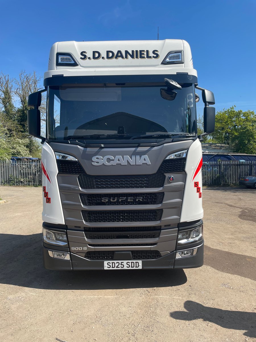 To mark their 20th anniversary, S D Daniels have had their very special anniversary Scania truck delivered by our area sales manager, Jason Woodley, and what a beauty she is! 😍

#TruckEast #Scania #ScaniaUK #ScaniaSuper #20yearanniversary #celebration #trucksofinstagram
