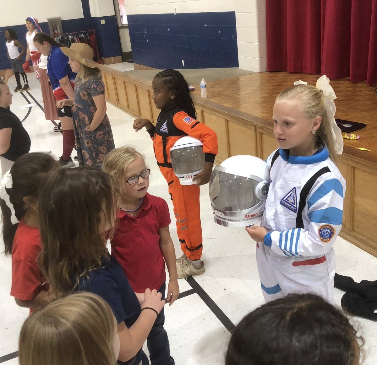 MobilePublicSch's tweet image. Fourth-grade students at McDavid-Jones Elementary recently delivered presentations at the school&apos;s Famous Alabamians Wax Museum exhibit, highlighting their abilities in research, writing, graphic design, and public speaking. Great job! #GrowingGREATNESS #LearningLeading