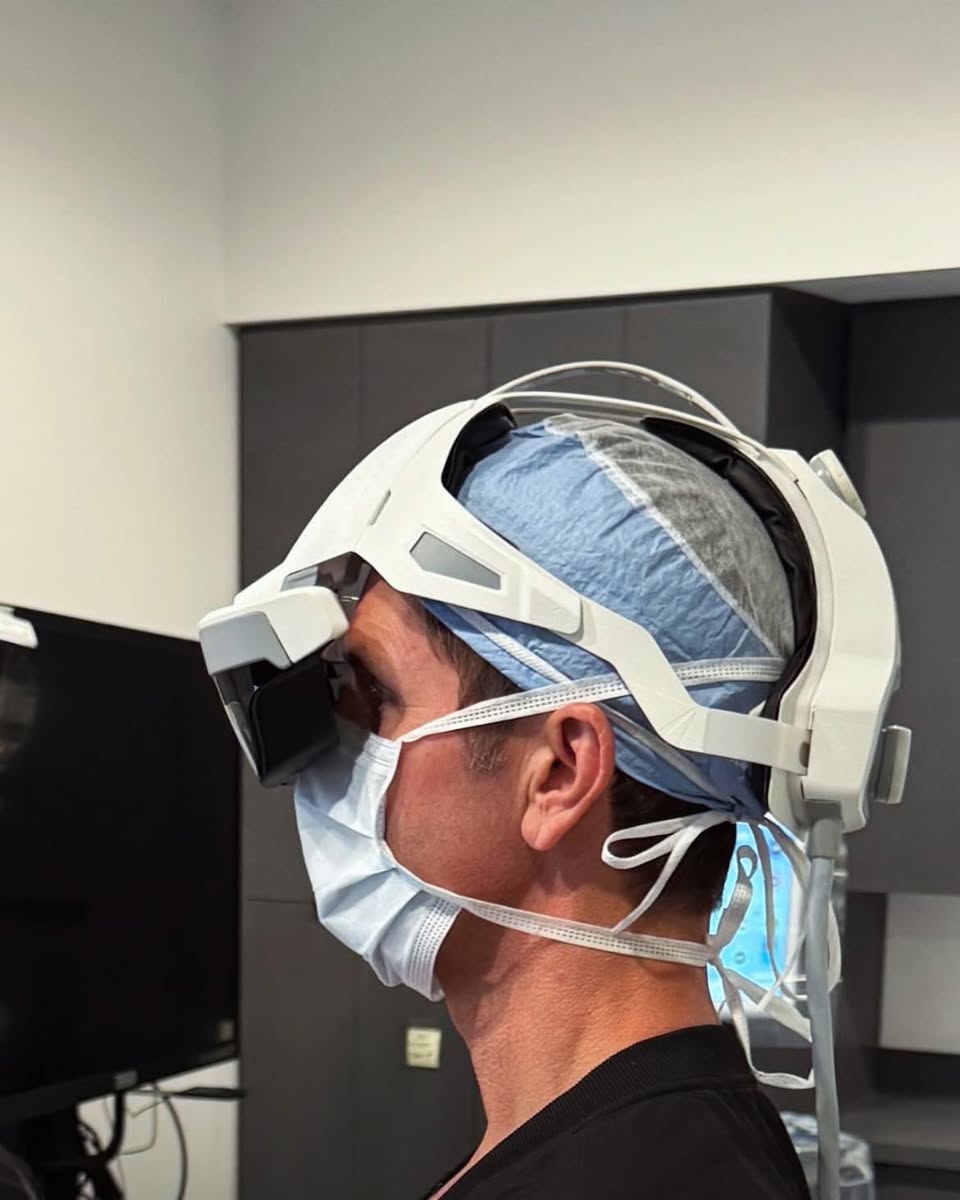 OVOLASIKLENS's tweet photo. At OVO, we’re raising the bar in cataract surgery with Byeonics’ infrared visualization tech 🔬👨‍⚕️ This augmented VR system boosts clarity and switches between light modes for next-level precision 🔄🌟 Safer surgeries, better outcomes—the future starts now ✅ https://t.co/gLA9TmYP4I