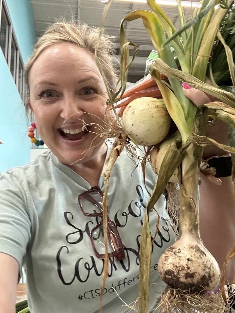 Buying my veggies at the Farmers Market ⁦<a href="/NetZeroLee/">Richard J. Lee Elementary</a>⁩