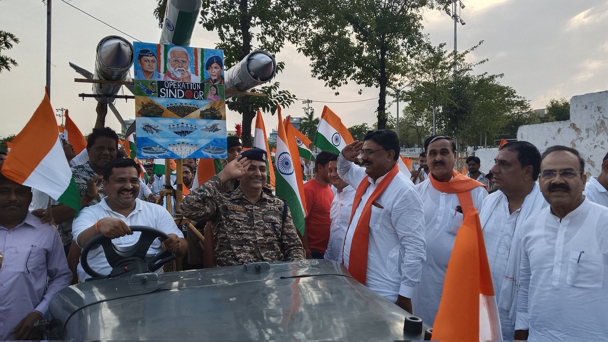 DurgshR's tweet photo. "ऑपरेशन सिंदूर" पर हर भारतवासी को गर्व है, अभिमान है !! 🇮🇳

आज हरदा नगर में भारतीय सेना के सम्मान और ऑपरेशन सिंदूर की ऐतिहासिक  ‘‘तिरंगा यात्रा’ संपन्न हुई’ । 

जय हिंद! जय भारत !!

#TirangaYatra
#OperationSindoor
#ApnaKhargoneBarwani https://t.co/7dK0SBlfdn