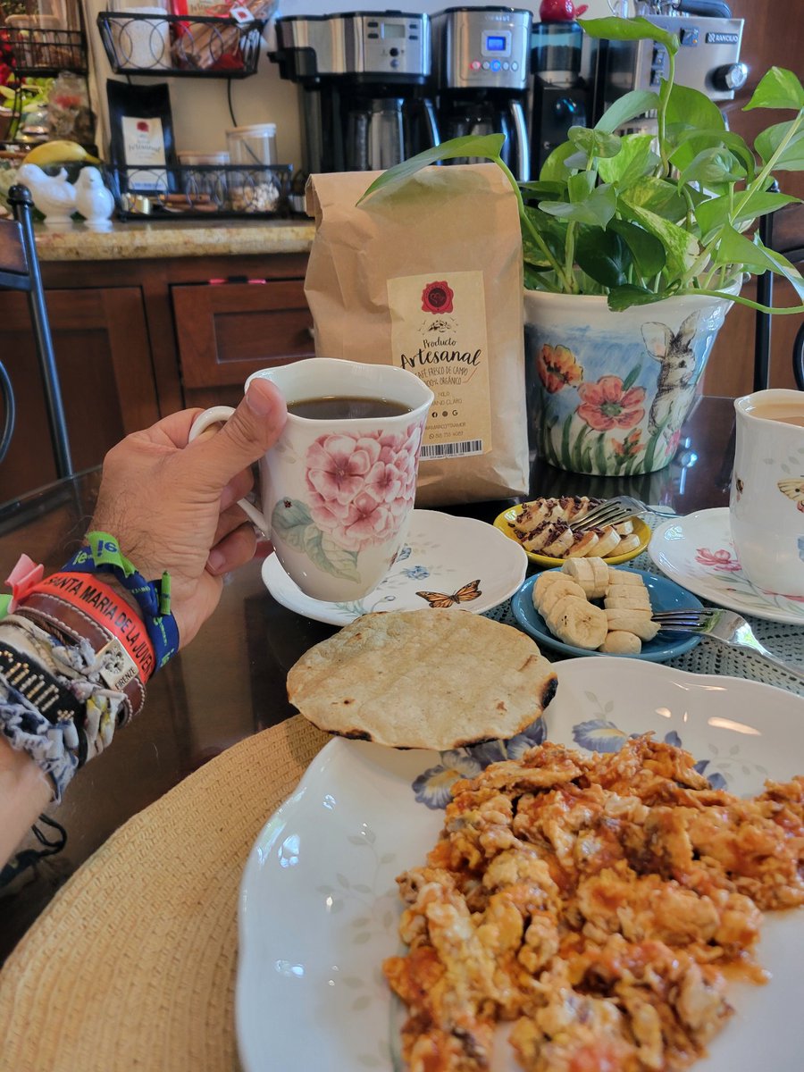 lozanohector's tweet photo. #AmorYPaz
Compartir una charla sin prisa, una comida sin protocolo, una risa que desarma cualquier tensión
#LibertadEsPoder estar con quienes amas, sin filtros, sin horarios, sin disfraces
…momentos que se guardan en el alma
#LibertadDeCompartir
#EnLaVidaYEnLaCancha
#AbrazoDeGol https://t.co/RtnSHrlByZ
