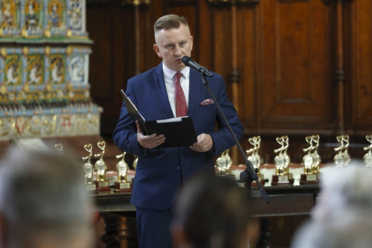 robert_silski's tweet photo. Wyjątkowa Gala odbyła się kilka dni temu w Gdańsku, a ja miałem ogromną przyjemność to wydarzenie poprowadzić 🎤 Tytuł "Dobrodziej Dzieci" otrzymują organizacje, fundacje, stowarzyszenia, firmy i osoby, które wspierają dzieci chore i potrzebujące 💚 

📷 fot. "Dobrodziej Dzieci" https://t.co/JZ13p8Jgga