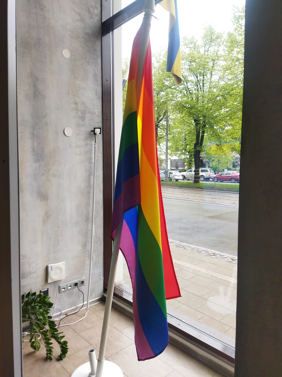 Šodien, 17. martā, ES mājā izkārts karogs par godu Starptautiskajai dienai pret homofobiju, bifobiju un transfobiju. Visām ES pamatvērtībām, tostarp līdztiesībai, brīvībai un tiesiskumam, ir jāattiecas uz ikvienu! #IDAHOBIT