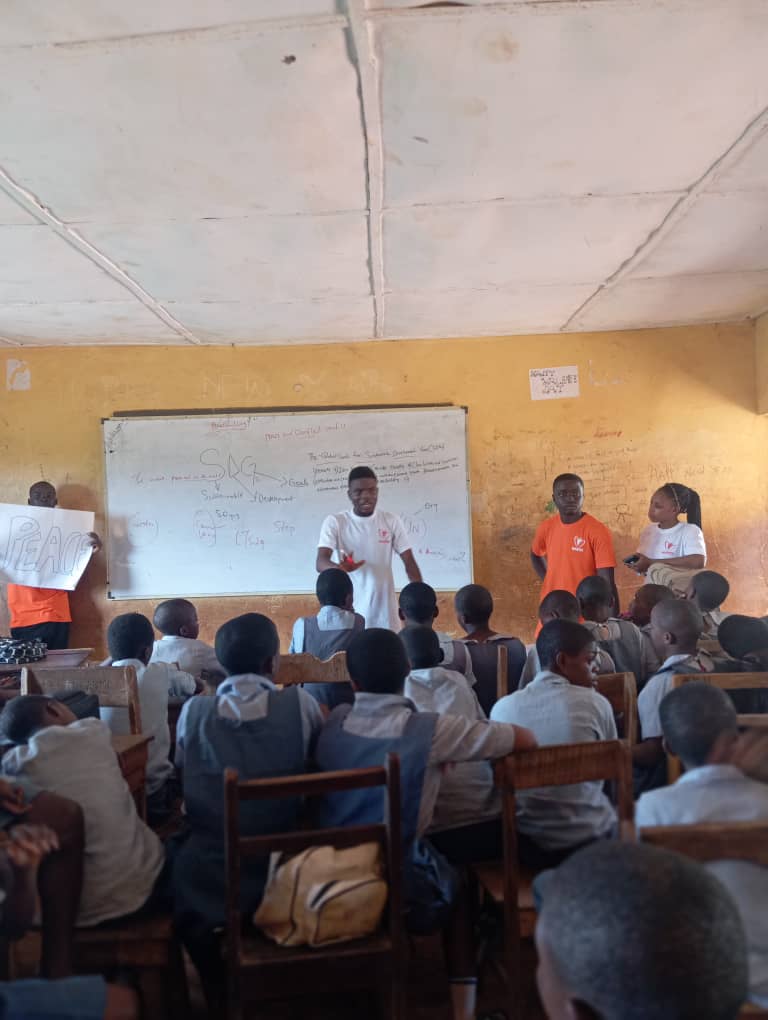 HAPEIGlobal's tweet photo. Yesterday marked the incredible launch of the Youth Peacebuilders Initiative at Oye Egbo School, Oye-Ekiti
Weโre raising a generation that speaks peace, builds bridges, and drives change in their schools and communities. ๐ช๐ฝ๐ซ
#YouthPeacebuildersInitiative #HAPEI #Peace #SDGs https://t.co/q1XGJYvzuP