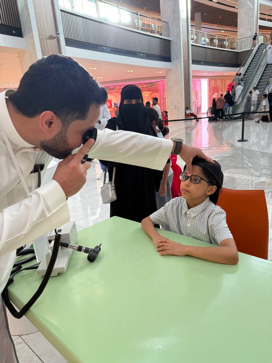 SOOPsos's tweet photo. بمناسبة #أسبوع_الورم_الأرومي_الشبكي
أقامت اليوم كلية الطب بجامعة طيبة @taibahu
بالتعاون مع SaudiOphtha@
فعالية في عاليه مول
بحضور تجاوز ١٠٠ زائر تم التوعية والتثقيف بهذا المرض 
بمشاركة أطباء الكلية ونادي كلية الطب 
وقسم التثقيف 
بإشراف د حنان مخدوم استشاري طب وجراحة عيون الأطفال https://t.co/vg7y6ilkQs