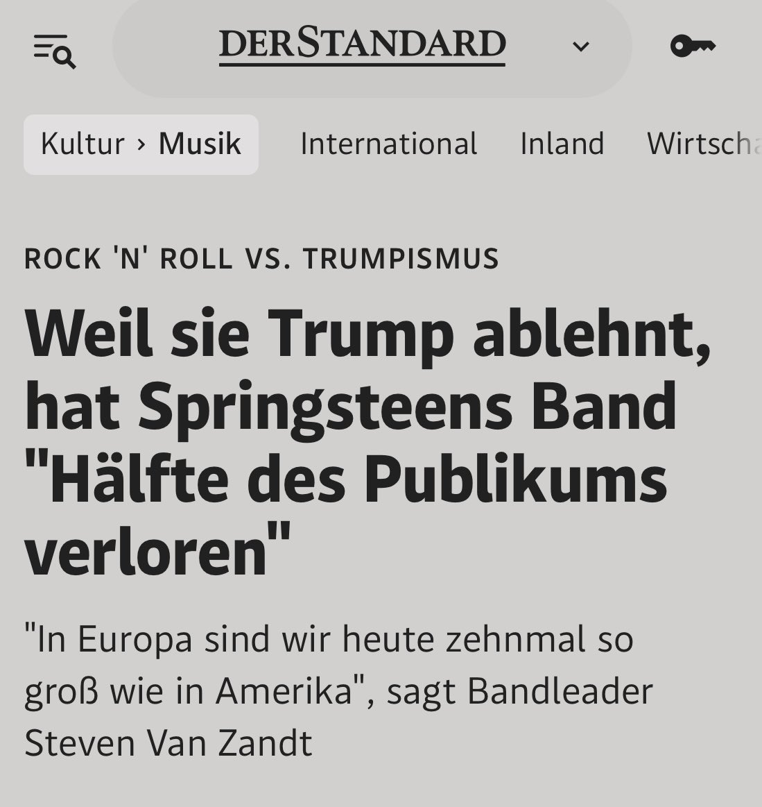 dokhollidays's tweet photo. Das nenne ich mal Rückgrat!

Ich verneige mich vor dem BOSS, Bruce @springsteen 
und seiner Band die zeigen wie man für die Demokratie und gegen den Orangen Diktatur- Wahn in USA einsteht!
🙏🤝👊
https://t.co/kR55itDI3I https://t.co/z3mokv6TEi