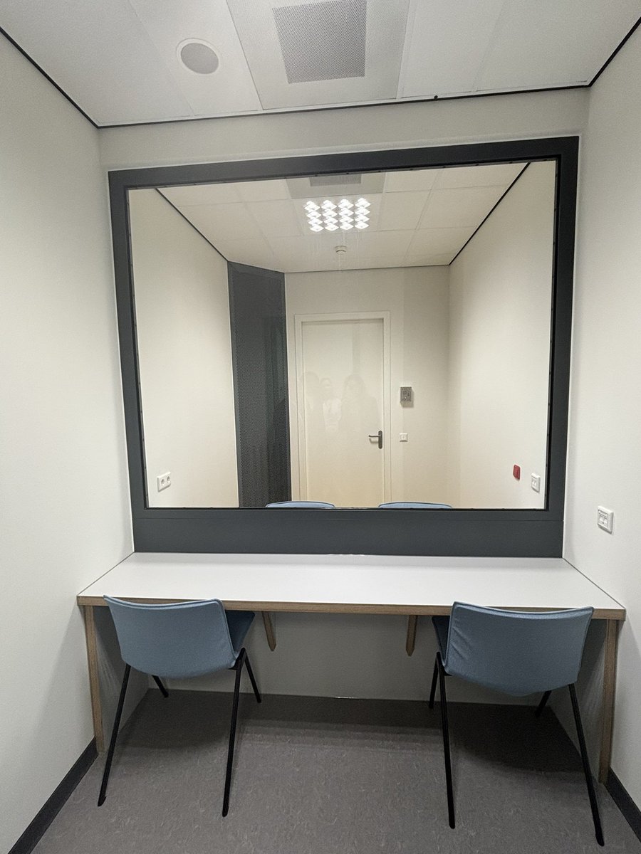 Vandaag naar de nieuwe rechtbank bij de EBI in Vught. Heel fijn dat het er nu eindelijk staat! Het helpt om zware criminelen veilig, snel en zonder transport voor een rechter te krijgen. Minder risico op ontsnapping of geweld. Zo houden we onze samenleving een stuk veiliger.