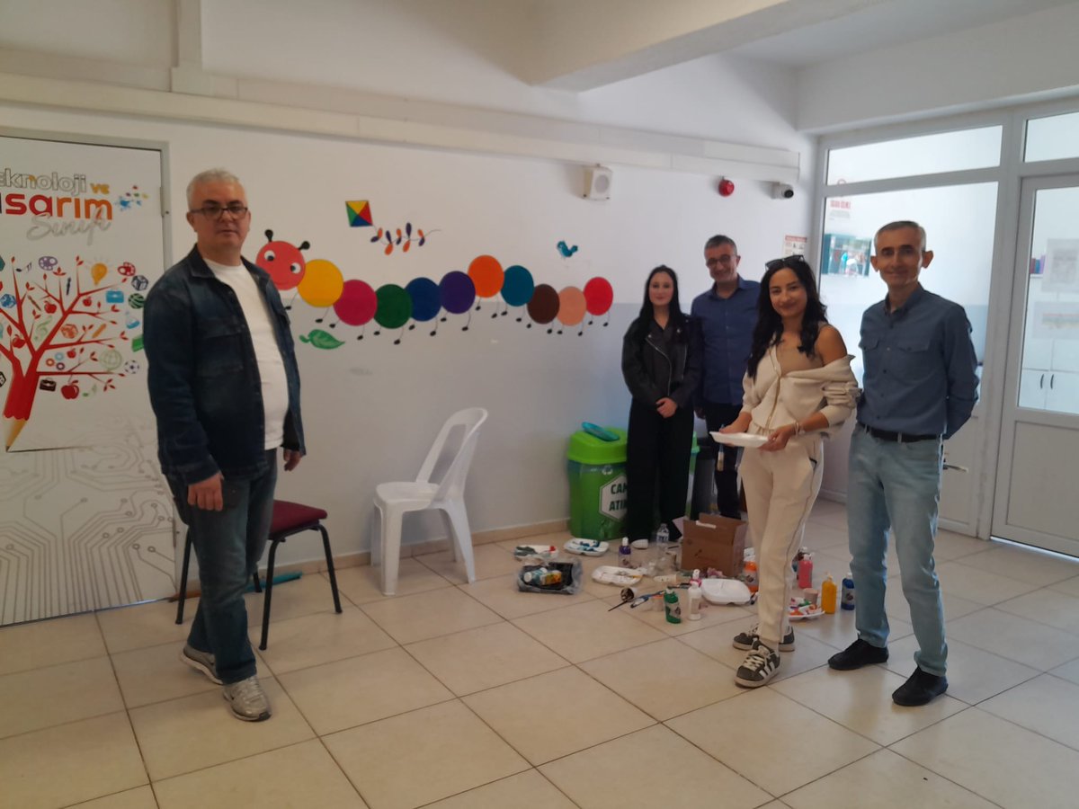 YemisliO's tweet photo. DPU Simav MYO İç Mekan Tasarım Bölümü öğrencileri okulumuzu ziyarete geldiler. Okul bahcemize oyun alanı çizimi, okul içi duvarlarimiza çizimler yaptılar. Öğrencilerimizle çeşitli etkinlikler gerçekleştirdiler, oyunlar oynadilar ve öğrencilerimize hediye takdiminde bulundular. https://t.co/rRoAeDexBP