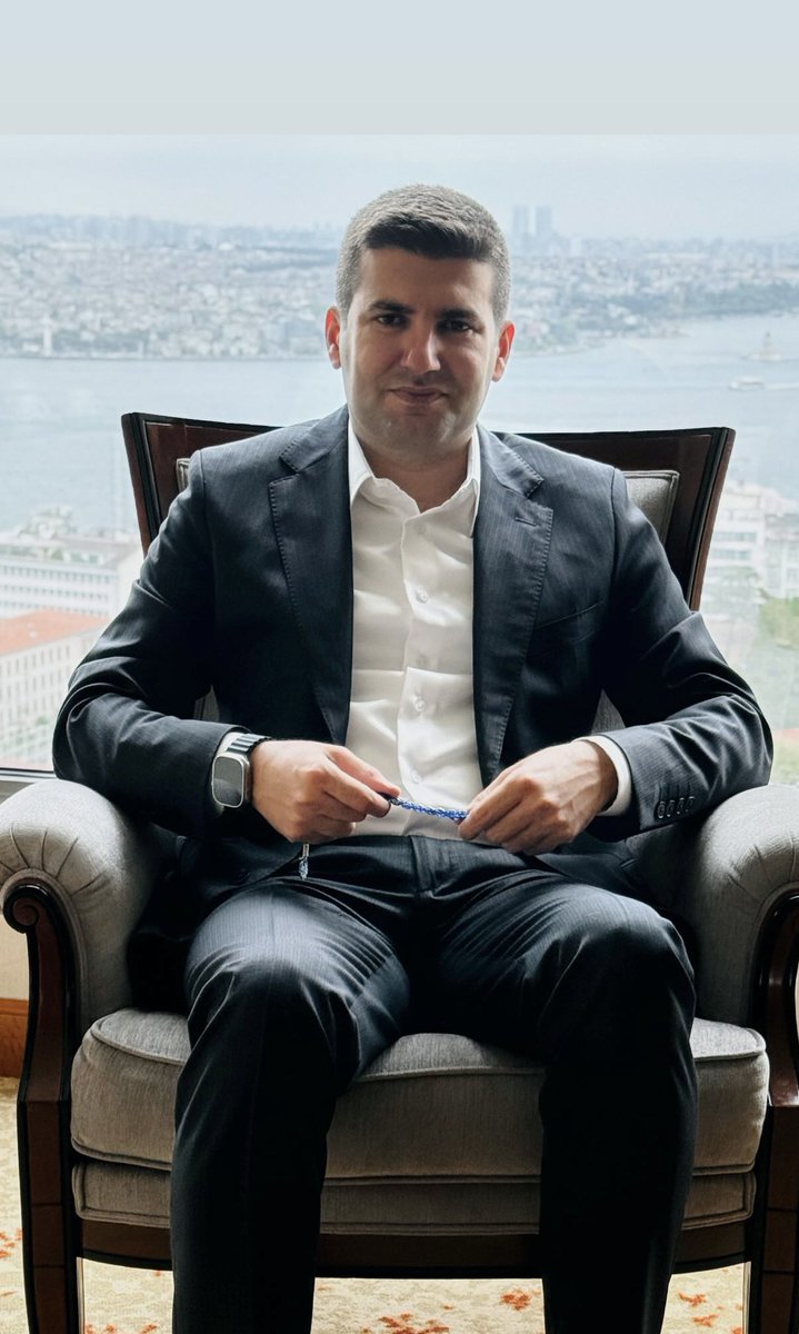 Gölgeden korkanlar dursun beride Namertler, alçaklar kalsın geride Elinde sancakla en ileride Sen yürü ardından dağlar yürüsün Ardından asırlar, çağlar yürüsün🇹🇷