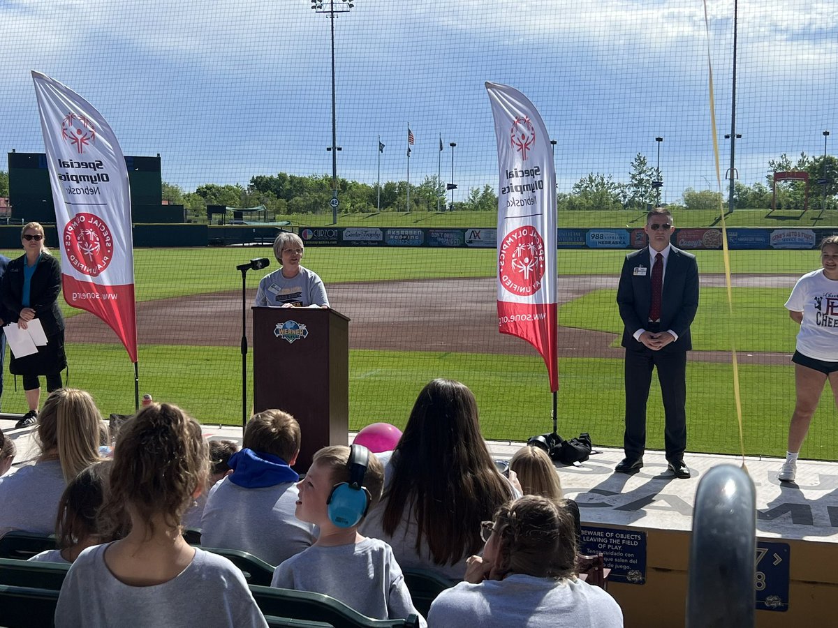 NEadvantage's tweet image. Prairie Queen principal Pam Lowndes begins the ceremony by addressing her students and all the guests in attendance.
“Anybody who visits Prairie Queen can feel what we created, what YOU created.”