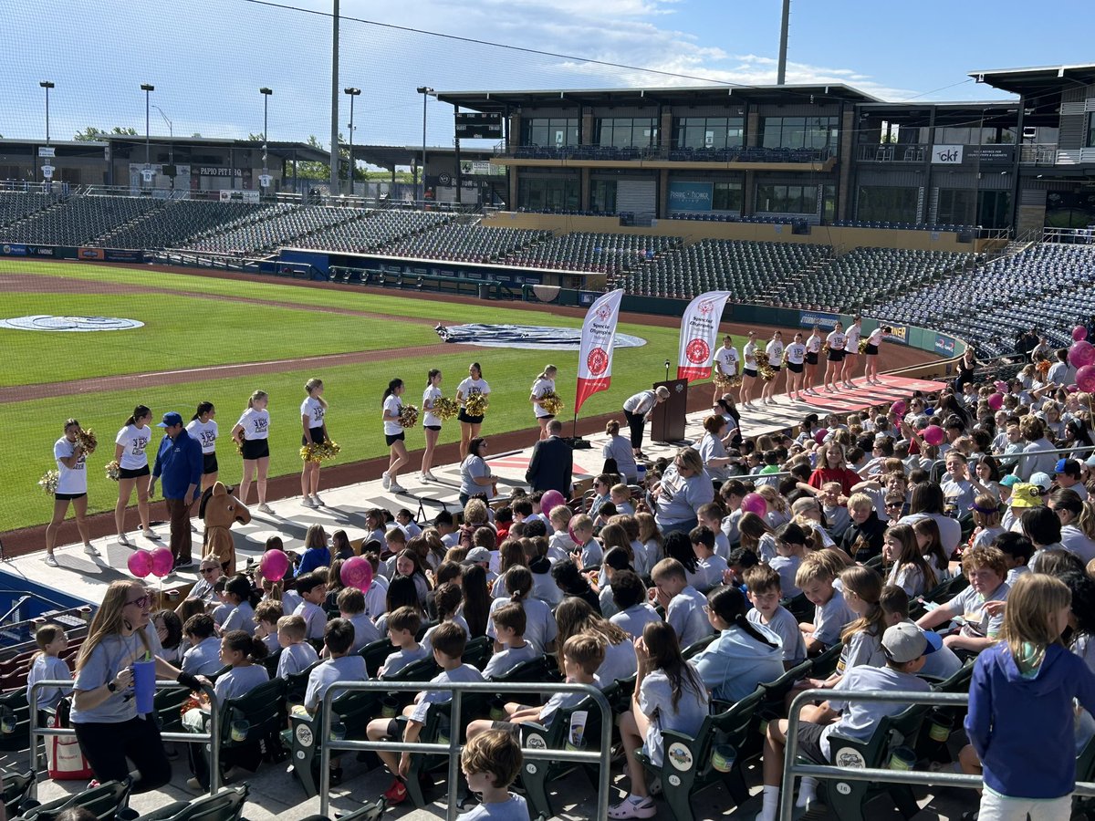 NEadvantage's tweet image. Prairie Queen principal Pam Lowndes begins the ceremony by addressing her students and all the guests in attendance.
“Anybody who visits Prairie Queen can feel what we created, what YOU created.”