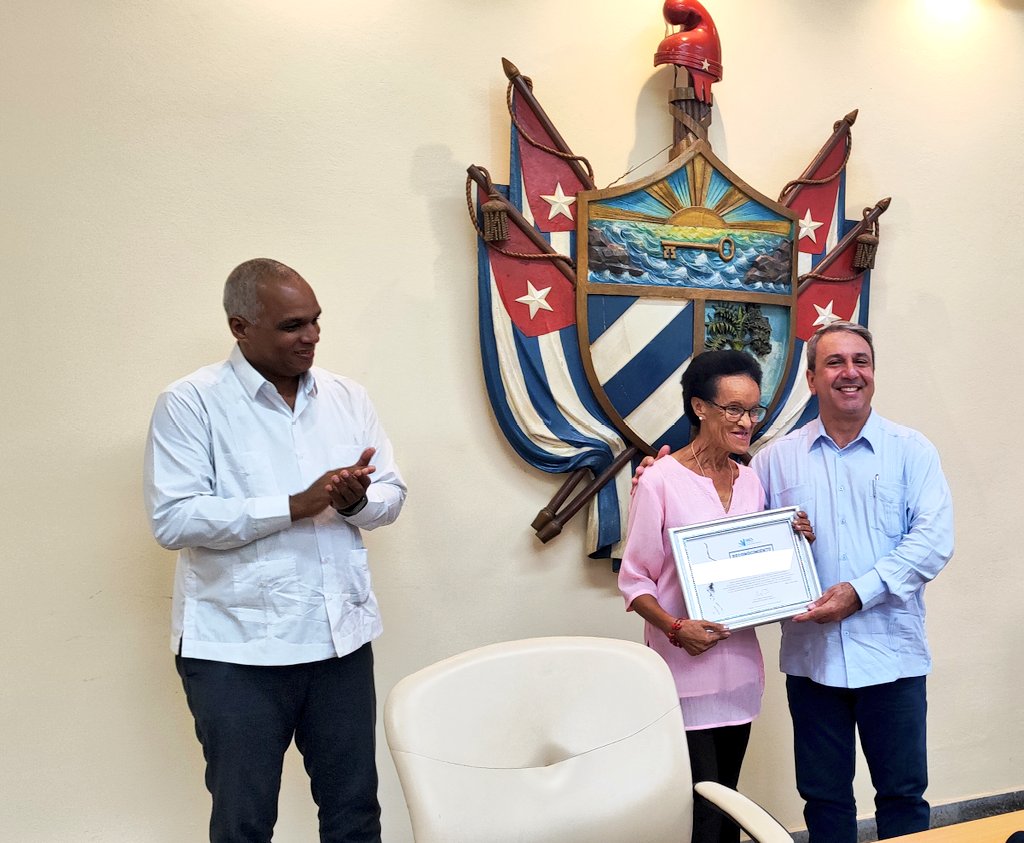 Merecido reconocimiento del Ministerio de Educación Superior a dos sociedades científicas fundamentales en el desarrollo académico y científico de la #UniversidadCubana: la Sociedad de Matemáticas y Computación, y la Sociedad de Sicología. Llegue la felicitación a sus miembros.
