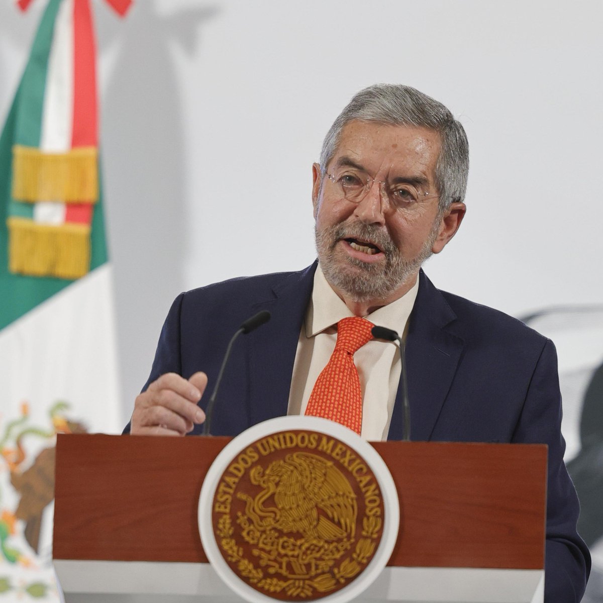 SRE_mx's tweet photo. 📸 Está mañana, el canciller Juan Ramón de la Fuente acompañó a la presidenta @Claudiashein en la #MañaneradelPueblo, con el jefe de Unidad para América del Norte, @r_velascoa.

El titular de la @SRE_mx puntualizó la estrategia realizada por la cancillería, a través de la @EmbamexEUA, para destacar el desacuerdo que el @GobiernoMX tiene ante la propuesta de imponer un impuesto del 5 % a las remesas enviadas por personas no estadounidenses a sus lugares de origen. 

“Vamos a dar la mejor defensa que se pueda, en términos políticos, en términos legales, porque no nos parece que esta medida, con fines recaudatorios de los Estados Unidos, afecte a una porción muy importante y muy sensible de nuestros connacionales”, destacó el canciller De la Fuente. 

#MañaneraDelPueblo 
#NoEstánSolas #NoEstánSolos