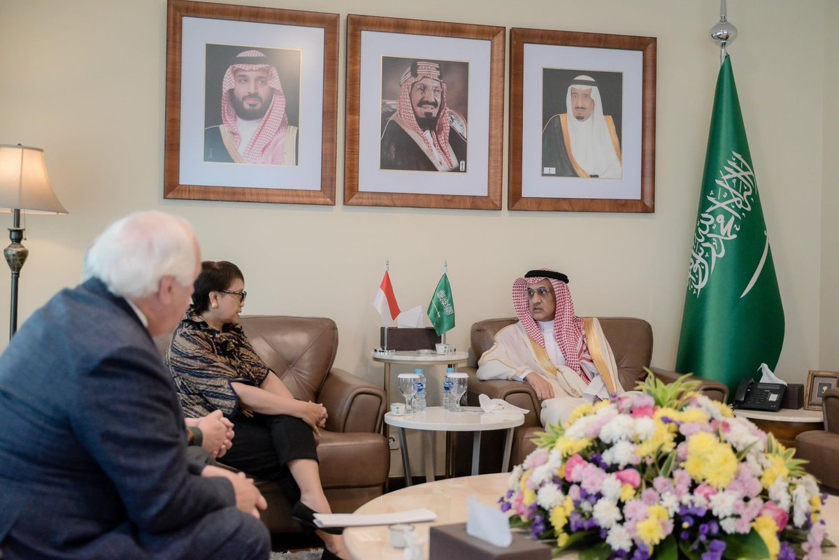 استقبل سعادة السفير #فيصل_عبدالله_العامودي معالي المبعوث الخاص للأمم المتحدة للمياة السيدة / ريتنو مارسودي.