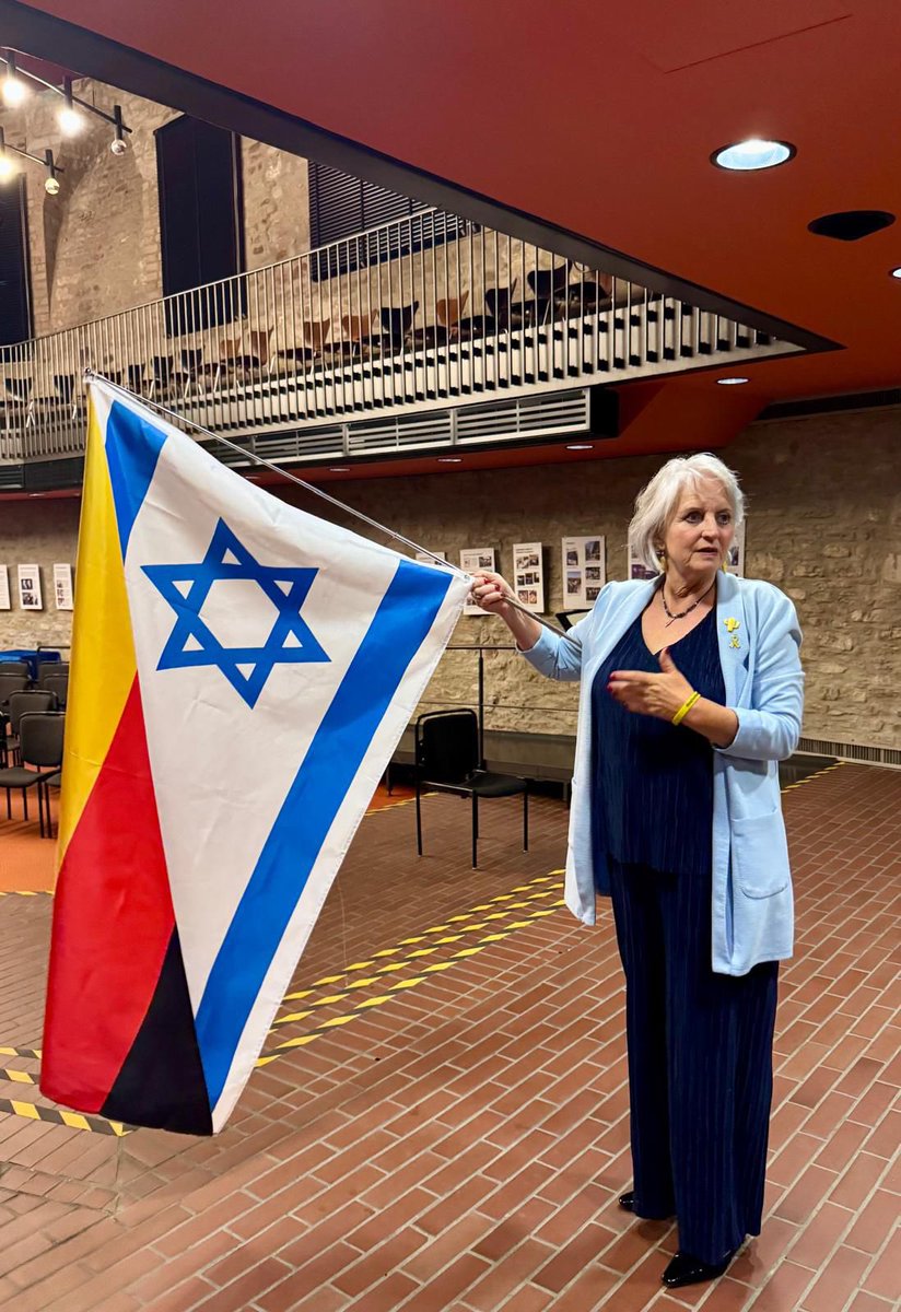 AnanDZenn's tweet photo. Gestern durften wir in Bergisch Gladbach die Ausstellung „60 Jahre deutsch-israelische Beziehungen“ eröffnen. Ein bewegender Blick auf Freundschaft, Solidarität und Zukunft – getragen von Menschen. תודה רבה! 🇩🇪🇮🇱 #il60de https://t.co/q19Sd9HXyi