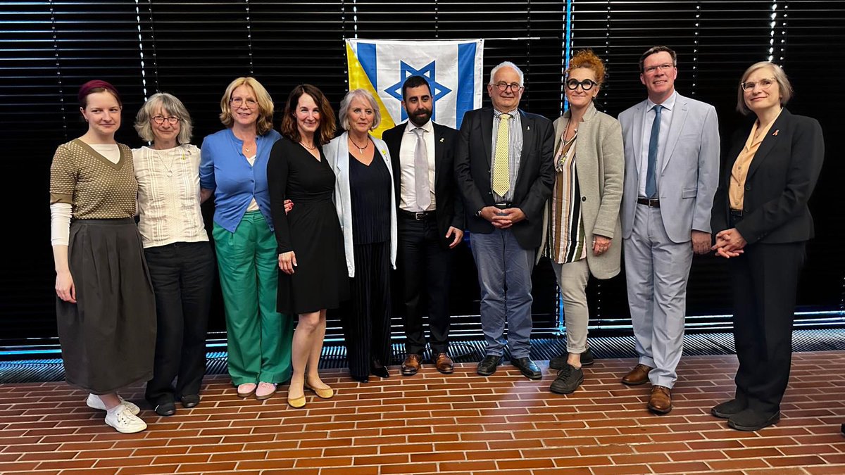 AnanDZenn's tweet photo. Gestern durften wir in Bergisch Gladbach die Ausstellung „60 Jahre deutsch-israelische Beziehungen“ eröffnen. Ein bewegender Blick auf Freundschaft, Solidarität und Zukunft – getragen von Menschen. תודה רבה! 🇩🇪🇮🇱 #il60de https://t.co/q19Sd9HXyi