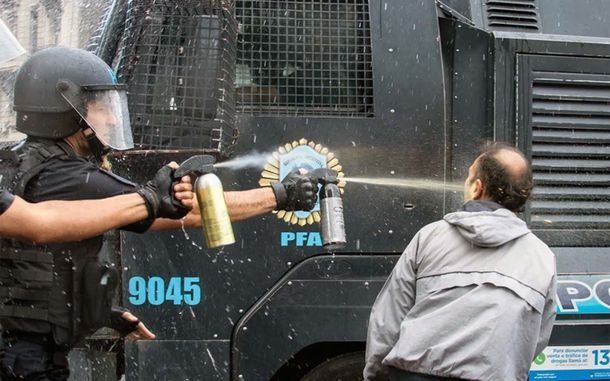 Marcha de jubilados, con represión policial: dos detenidos y decenas de afectados por el gas pimienta radiomasterlujan.com.ar/marcha-de-jubi…