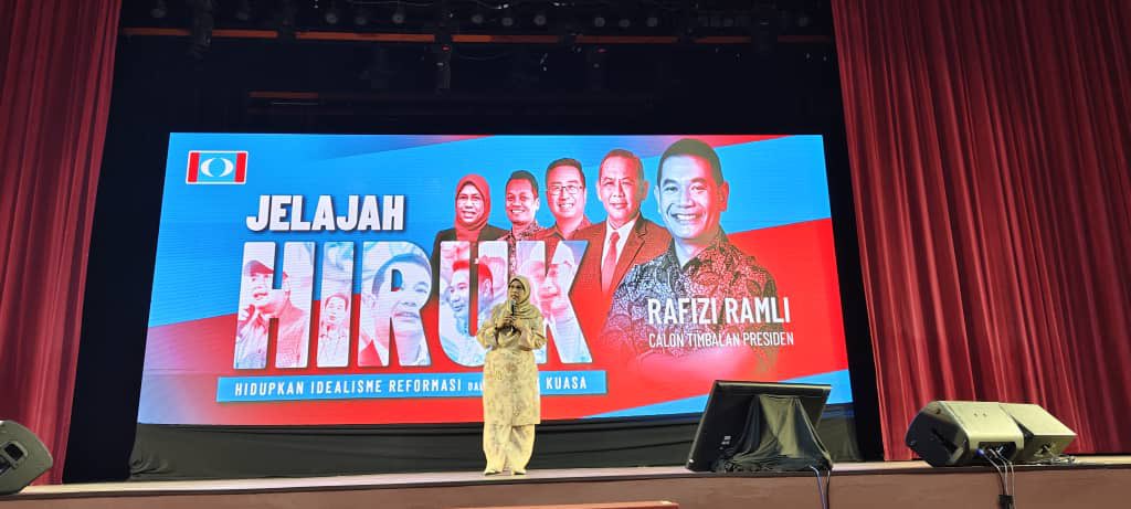 Hari ini saya ajak Fadlina Utk berdebat bagi membicarakan isu Wanita Keadilan dan Masa depan Wanita. Saya nak tegaskan… Debat bukan ajak gaduh, tapi kongsikan idea, halatuju, plan tindakan... untuk kuatkan lagi parti.