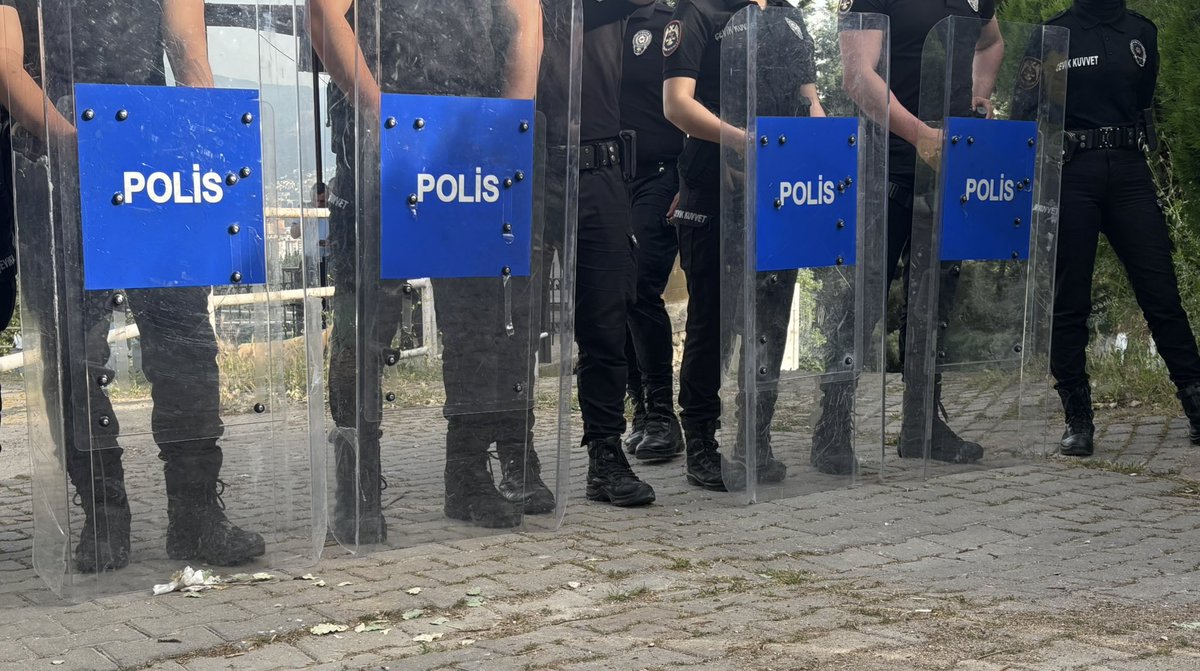 SiNEM GÜÇLÜ (@guclusinemm) on Twitter photo Bu barikat nereye biliyor musunuz ? Birden fazla canlının öldürüldüğü Osmangazi barınağına vicdanlı insanlar giremesin diye önlerine koyulmuş . Dün Ekrem İmamoğlu tutuklandı diye insanlar gençler bu barikatları yıktı tutuklandı <a href="/eczozgurozel/">Özgür Özel</a> bu resmi unutma çünkü senin de Bu barikat nereye biliyor musunuz ? Birden fazla canlının öldürüldüğü Osmangazi barınağına vicdanlı insanlar giremesin diye önlerine koyulmuş . Dün Ekrem İmamoğlu tutuklandı diye insanlar gençler bu barikatları yıktı tutuklandı <a href="/eczozgurozel/">Özgür Özel</a> bu resmi unutma çünkü senin de