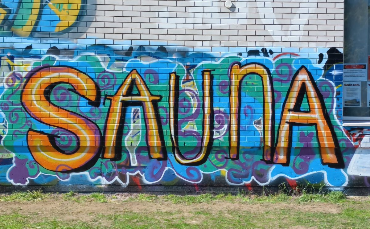 Susanna_ope's tweet photo. Maalattiin nuoriso-ohjaaja Ahdin opastamana euroviisuteemainen graffitti Kertsin seinään. Ennakoitiin lopputulosta! Vi ska bada bastu... #euroviisut #Porvoo #opehommat #Kertsi https://t.co/Pik8Ol8WFu