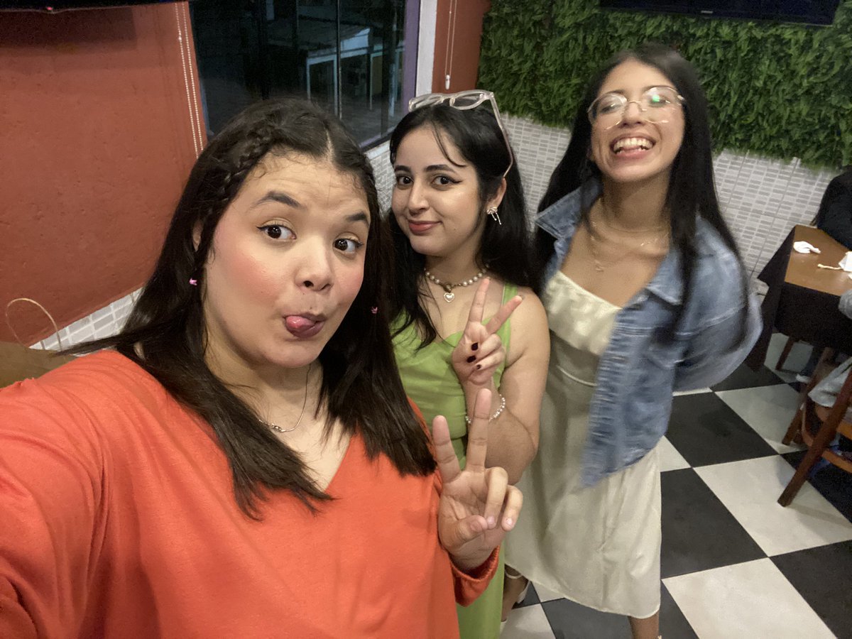 chweguts's tweet photo. eu e madu estamos para a karen igual o jeonghan e o cheol estão para o joshua!
#csd #caratselcaday #95line #SEVENTEEN @pledis_17 https://t.co/YGjQjVmezG