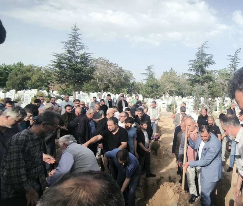 İlçe Başkan Yrd.Abdülkerim Bayrakçı’nın teyzesi, aynı zamanda SP Meram İlçe Bşk. Yrd.kıymetli kardeşimiz Mustafa Koçan’ın eşi Fatma Koçak teyzemizin cenazesine iştirak ettik.Rabbim rahmetiyle muamele eylesin, mekânı cennet, makamı âli olsun. <a href="/gelecekmeramtr/">Gelecek Partisi Meram İlçe Başkanlığı</a> <a href="/meram_saadet/">Saadet Meram #İnsancaYaşam</a>