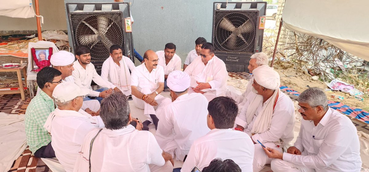 PParashar60's tweet image. कांग्रेस के साथी श्री अर्जुन देवासी जी की पूज्य दादीजी के देहावसान पर उनके सांचौर स्थित निवास पर जाकर शोक संवेदनाएं व्यक्त की।

ईश्वर से प्रार्थना है कि दिवंगत आत्मा को शांति प्रदान करें और शोक संतप्त परिवार को इस कठिन समय में संबल दें।

विनम्र श्रद्धांजलि।