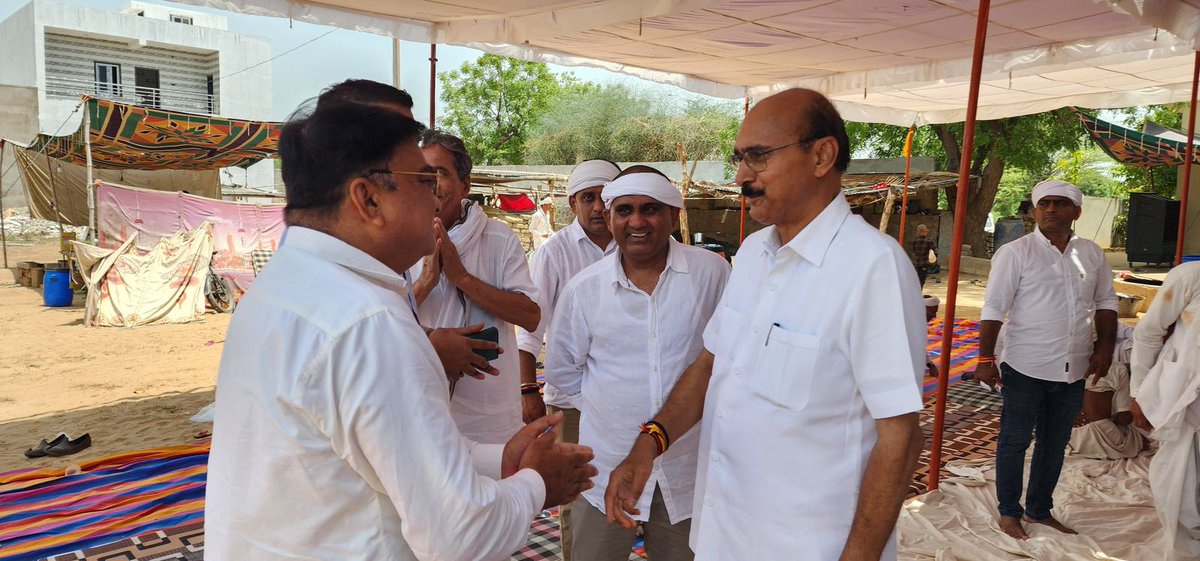 PParashar60's tweet image. कांग्रेस के साथी श्री अर्जुन देवासी जी की पूज्य दादीजी के देहावसान पर उनके सांचौर स्थित निवास पर जाकर शोक संवेदनाएं व्यक्त की।

ईश्वर से प्रार्थना है कि दिवंगत आत्मा को शांति प्रदान करें और शोक संतप्त परिवार को इस कठिन समय में संबल दें।

विनम्र श्रद्धांजलि।