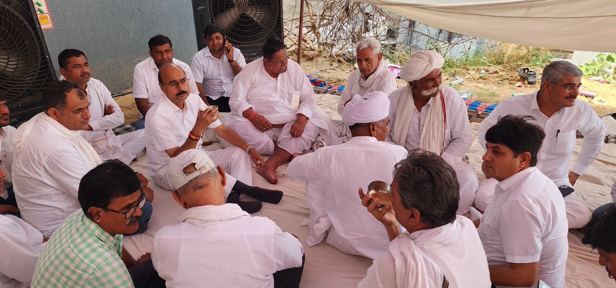 PParashar60's tweet image. कांग्रेस के साथी श्री अर्जुन देवासी जी की पूज्य दादीजी के देहावसान पर उनके सांचौर स्थित निवास पर जाकर शोक संवेदनाएं व्यक्त की।

ईश्वर से प्रार्थना है कि दिवंगत आत्मा को शांति प्रदान करें और शोक संतप्त परिवार को इस कठिन समय में संबल दें।

विनम्र श्रद्धांजलि।