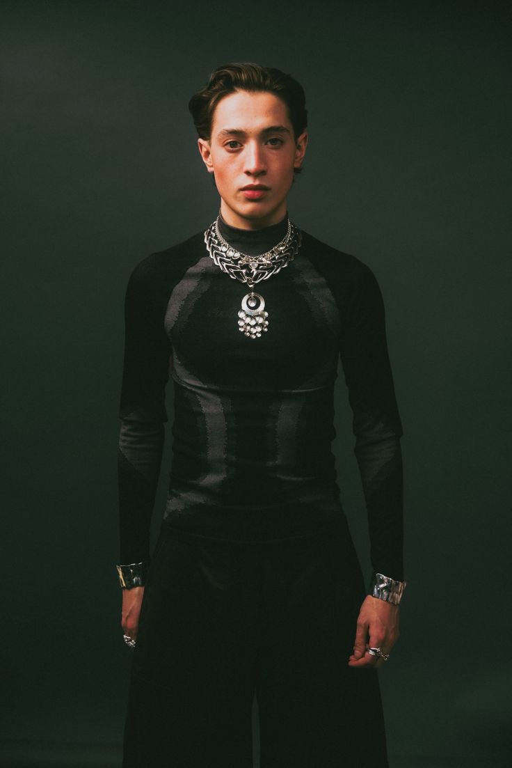 nyckdebris_'s tweet photo. like?? you can’t tell me these aren’t the same person https://t.co/zzdqbCQf0E