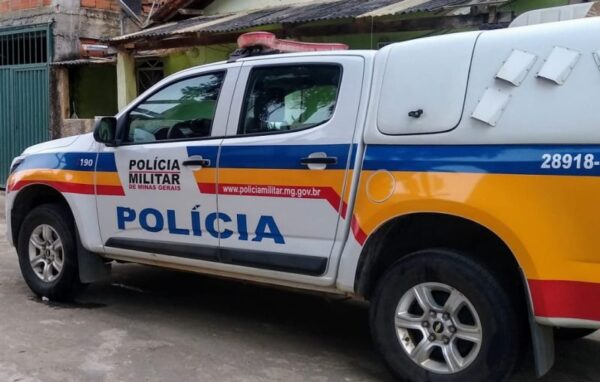 ViaComercial's tweet photo. Polícia Militar apreende submetralhadora artesanal, dinheiro, drogas e prende um jovem por tráfico no Gabiroba 

https://t.co/5GSh67Dhcs https://t.co/45L1QHQVC3
