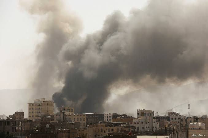 m_m1j's tweet photo. #Yemen 
الغارات الان على الحديده.. نسأل الله السلامه 🇾🇪 https://t.co/UFLEuYSZuJ