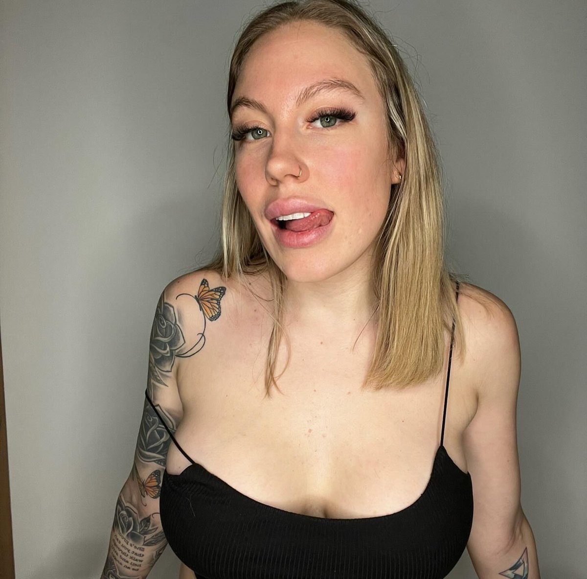 miss_natasha79's tweet photo. Embracing the darkness with my black outfit🖤
https://t.co/MvOB7NT5DG
.
.
.
.
#onlyfans #onlyfansbabe #onlyfanboy #onlyfansmodel #onlyfansgirls #nsfw #nsfwtw https://t.co/Mmwx7ChkED