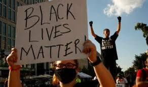 olakallqvist's tweet image. 1/ Identitetspolitikens kärna är enkel: du är inte en individ – du är en hudfärg. Vänstern har bytt ut klasskampen mot raskamp.
Resultat? Meriter, kompetens och ansvar ersätts av offerhierarkier, kvoter och hudfärgsmatematik.

Detta är inte rättvisa. Det är en återgång till