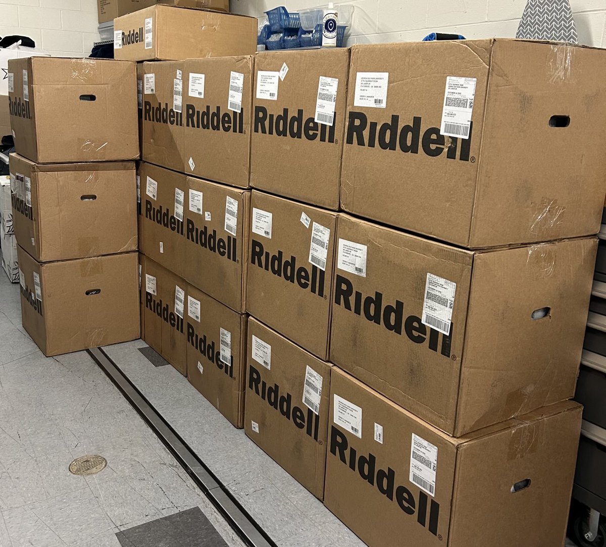 Georgia Southern Equipment (@gsathletics_eq) on Twitter photo ๐๐ Practice navy helmets have returned from โฆ<a href="/RiddellSports/">Riddell Sports</a>โฉ reconditioning! #GATA ๐๐ Practice navy helmets have returned from โฆ<a href="/RiddellSports/">Riddell Sports</a>โฉ reconditioning! #GATA