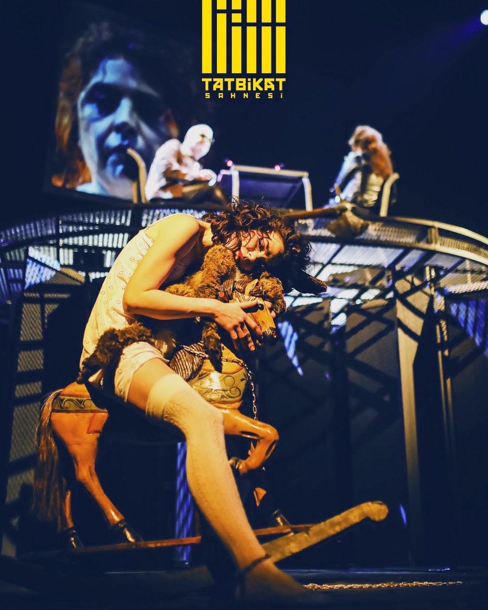 TatbikatSahnesi's tweet image. Cehennem
Jennifer Haley’in kaleminden, Gülay Gür çevirisi, Elvin &amp;amp; Erdal Beşikçioğlu’nun yönetmenliğinde sahneye taşınan bu çarpıcı yolculuk…
Yeni sezonda sizi yeniden bekliyor olacak.

#Cehennem #TatbikatSahnesi #YeniSezon