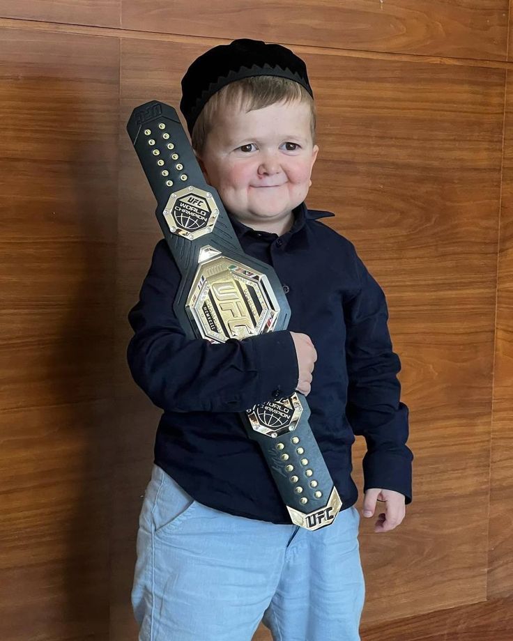 Hasbulla's tweet image. Hey @Topuriailia if you really want that belt, then I'm ready. @danawhite send the contract, I will bring the LW belt back to Dagestan.