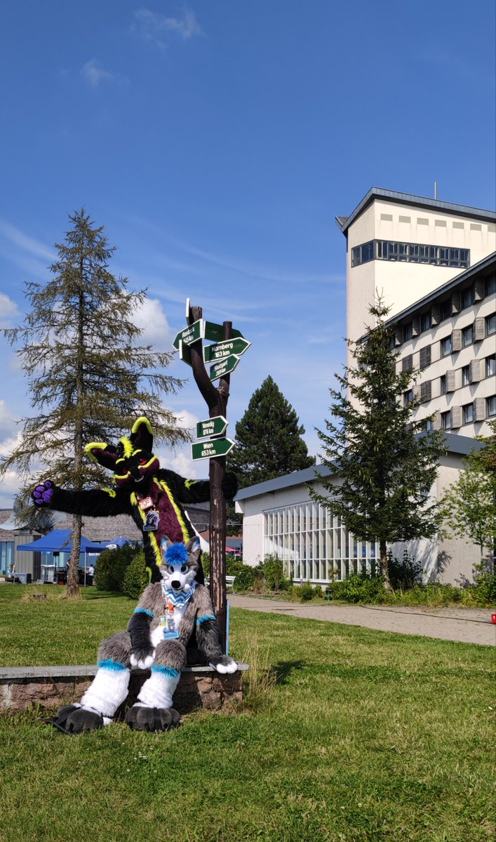 #FursuitFreitag – Zeit, wieder etwas Flausch in die Timeline zu bringen!
Ob Regen oder Sonnenschein – in Suit ist immer Showtime!
Wer ist dieses Wochenende unterwegs? Zeigt uns eure Fursuitfotos. 😊🍀

🙋🏼 <a href="/naschtara/">Naschtara</a> und <a href="/Greybound_Fur/">Greybound</a> 
📸 <a href="/MissWeriWoof/">Miss Weri Woof</a> 
🌎 #EAST