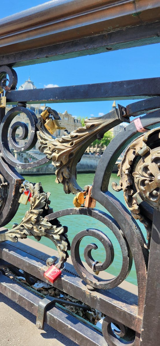 BR_Saiph's tweet photo. Sweet love in #Paris, or do these locks represent something else🤔😜
#vacay
#chastity
#cuckthoughts https://t.co/EzsWACRKlj