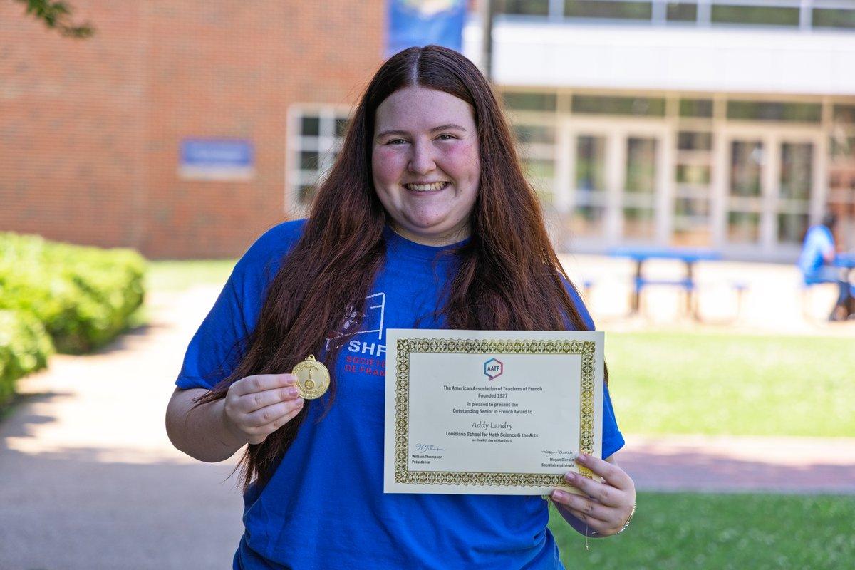 LSMSA's tweet image. Congratulations to Addy Landry (’25) of #BatonRouge, who was named a recipient of the 2025 Outstanding Senior in #French Award by the American Association of Teachers of French (@AATFrench). Toutes nos félicitations, Addy!