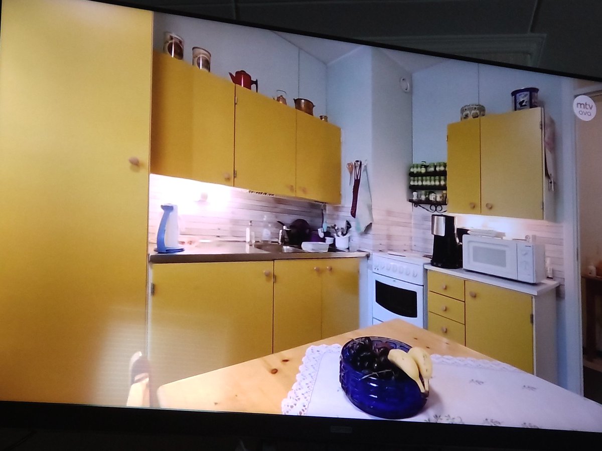 PaiviKorpivaara's tweet photo. Raijan keittiö on 42 vuotta vanha ja kuin pakasta vedetty. 😍 Ennen kesti.
#Kotoisa tv-ohjelma https://t.co/Dcvc5ExyRu